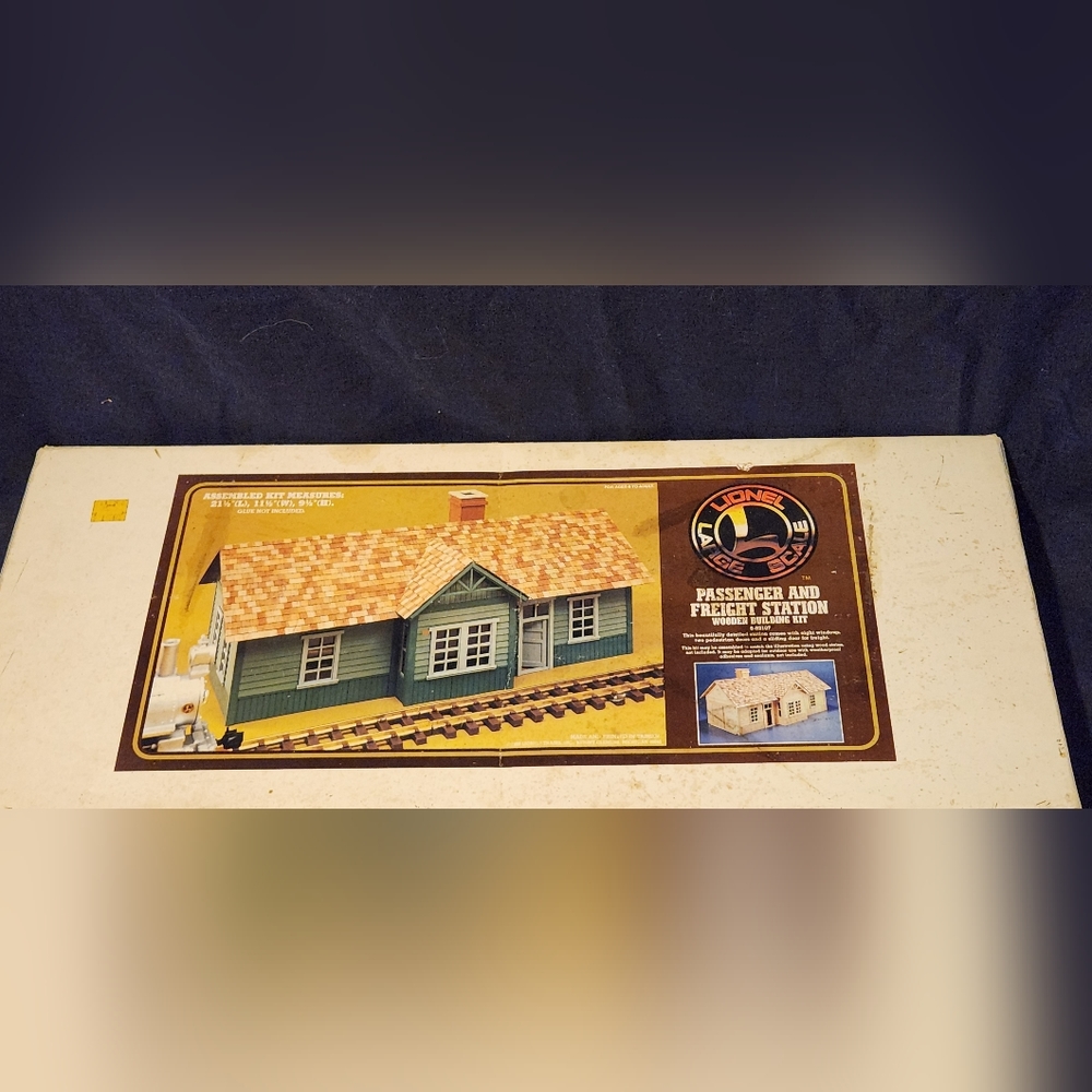 8-82107 Lionel G scale Passenger and Freight Station